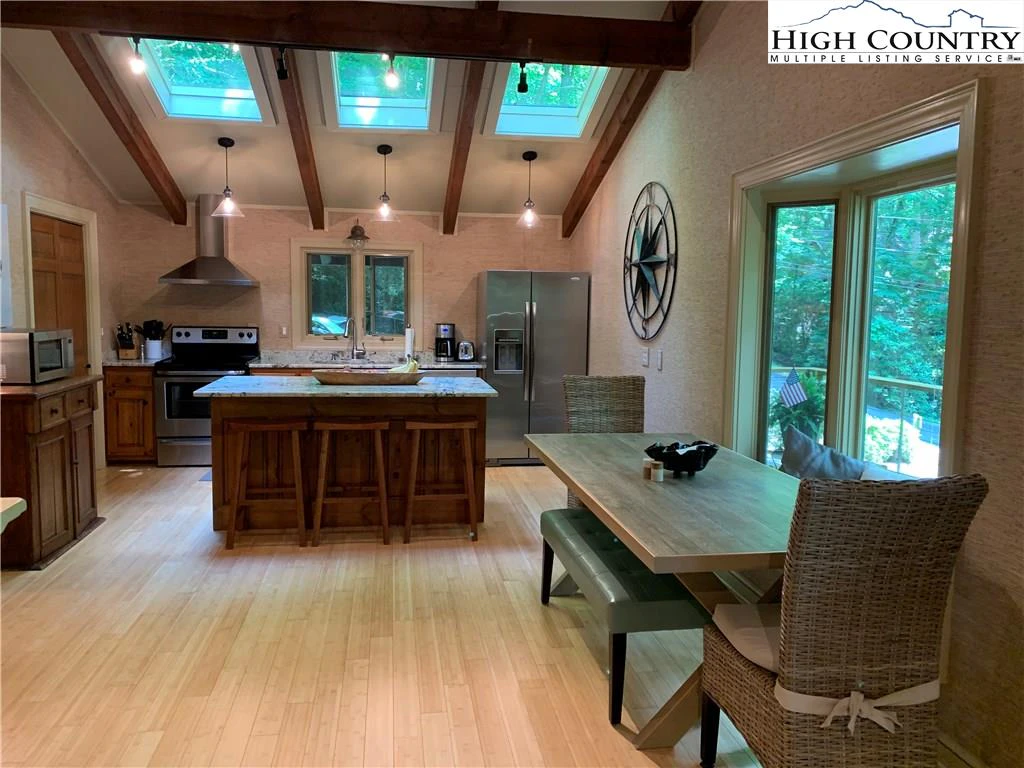 Image number 4 for the current listing