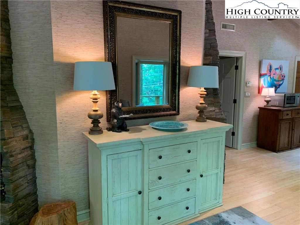 Image number 6 for the current listing