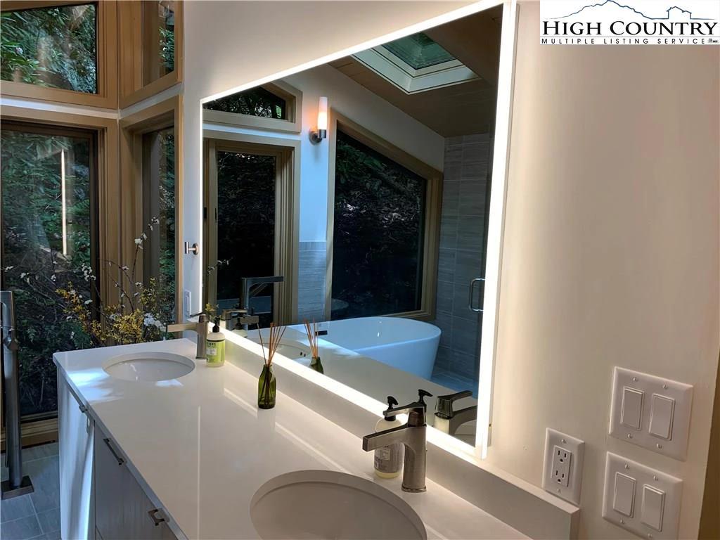 Image number 9 for the current listing