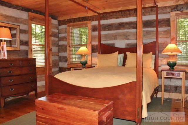 Image number 4 for the current listing