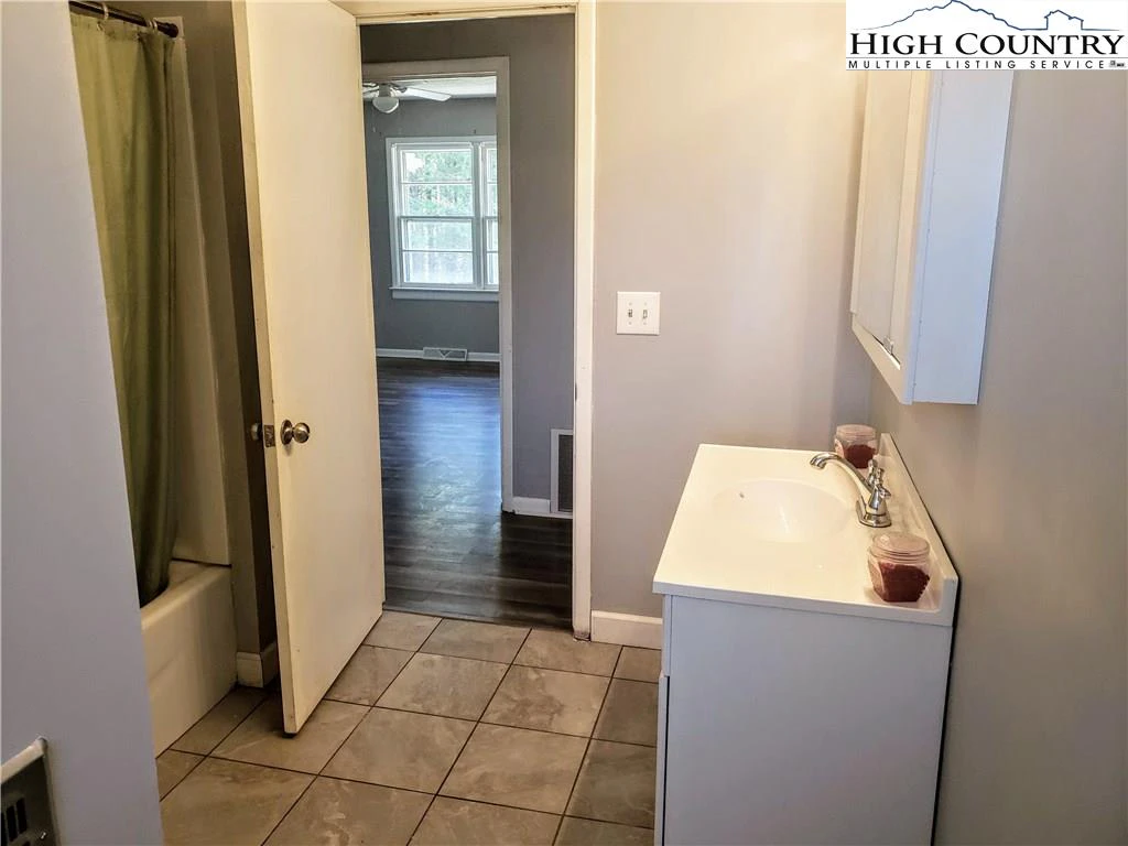 Image number 2 for the current listing
