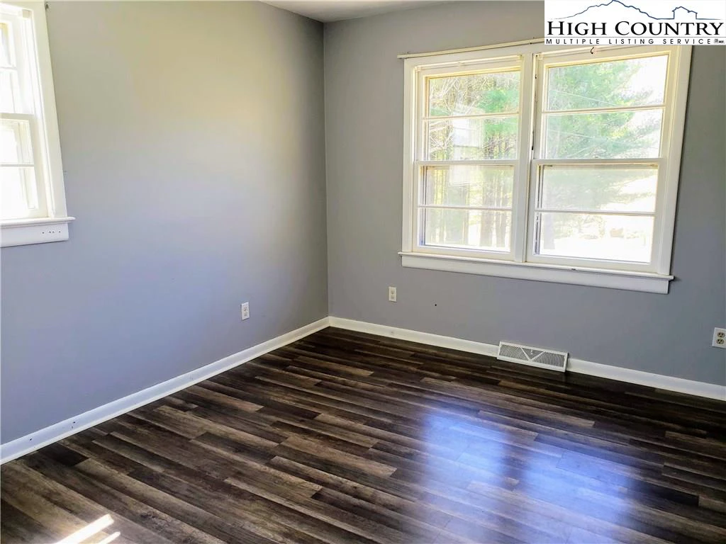 Image number 11 for the current listing