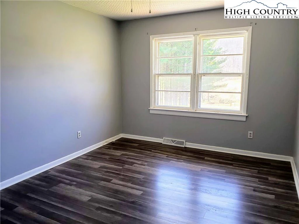 Image number 10 for the current listing