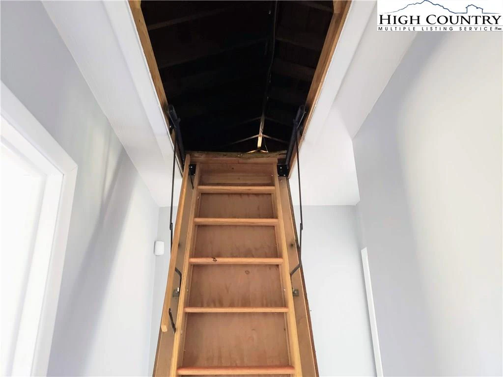 Image number 9 for the current listing