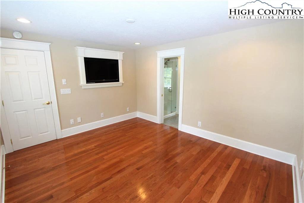 Image number 4 for the current listing