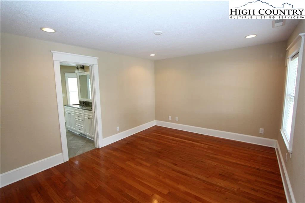 Image number 5 for the current listing