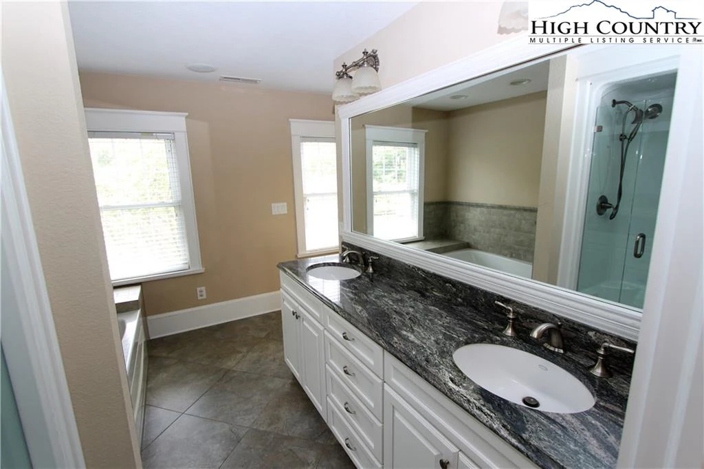 Image number 6 for the current listing