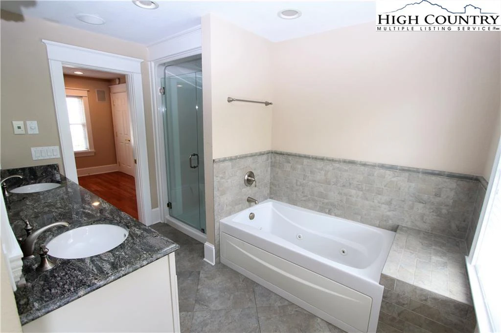 Image number 7 for the current listing