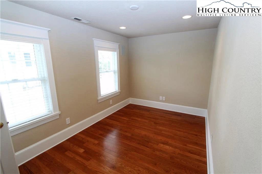 Image number 9 for the current listing