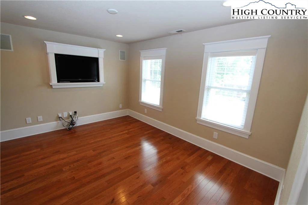 Image number 12 for the current listing