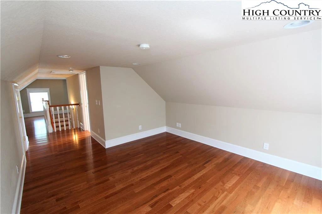 Image number 14 for the current listing