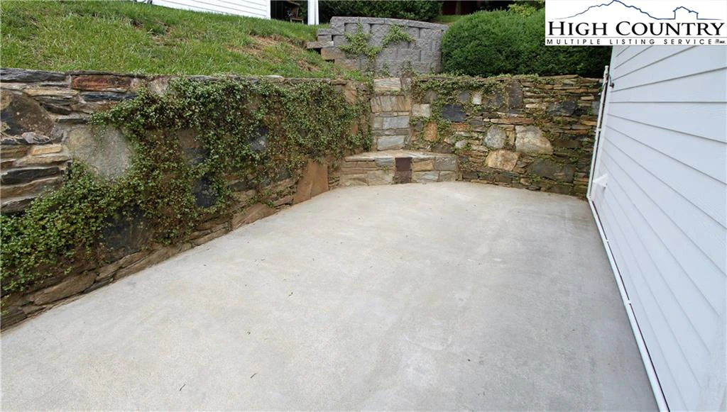 Image number 19 for the current listing