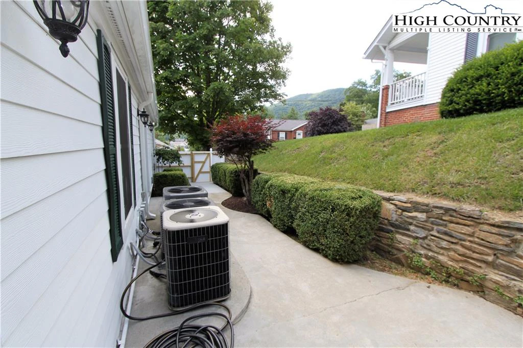 Image number 20 for the current listing