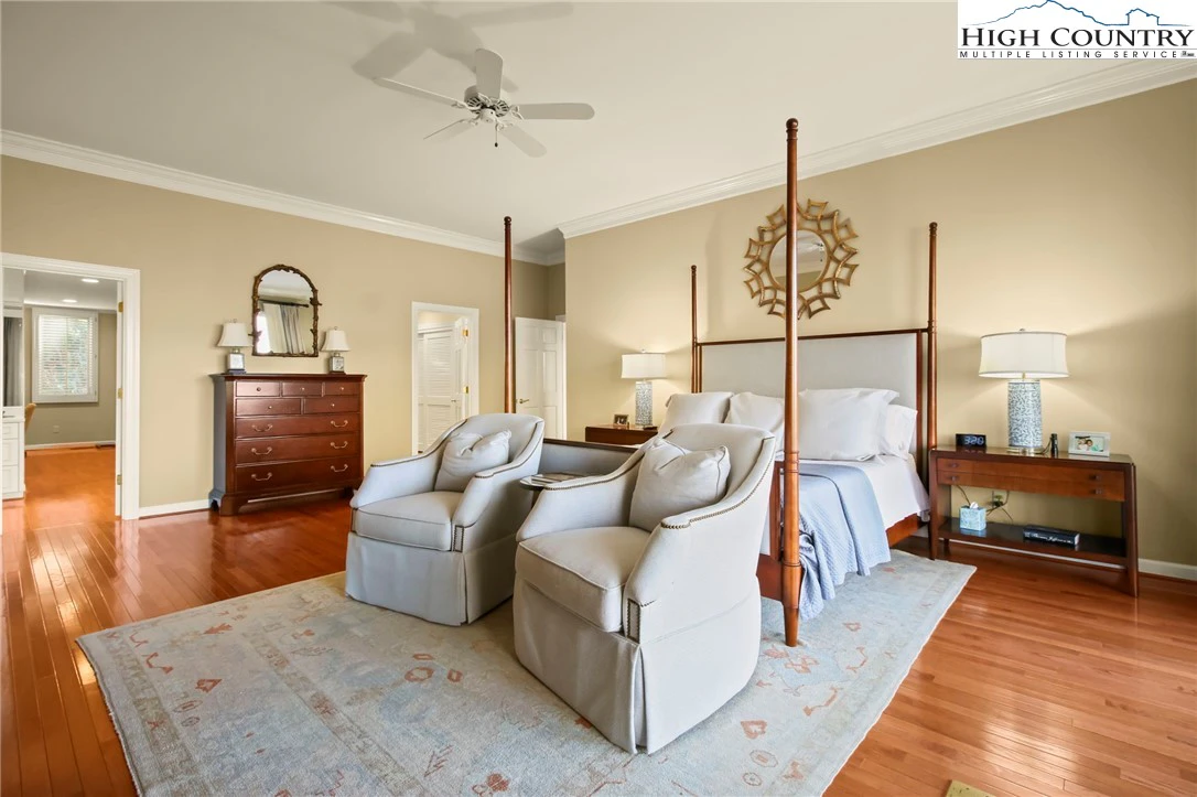 Image number 4 for the current listing