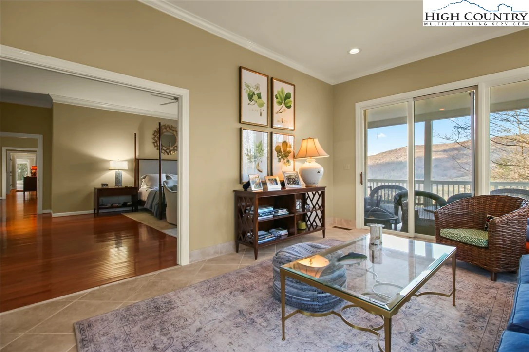 Image number 11 for the current listing