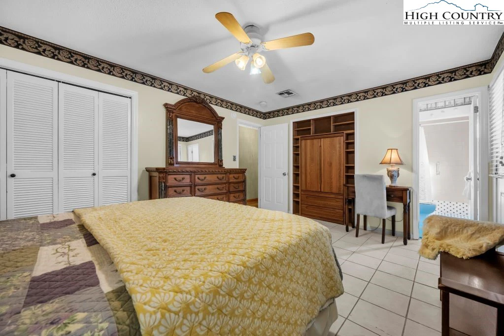 Image number 4 for the current listing