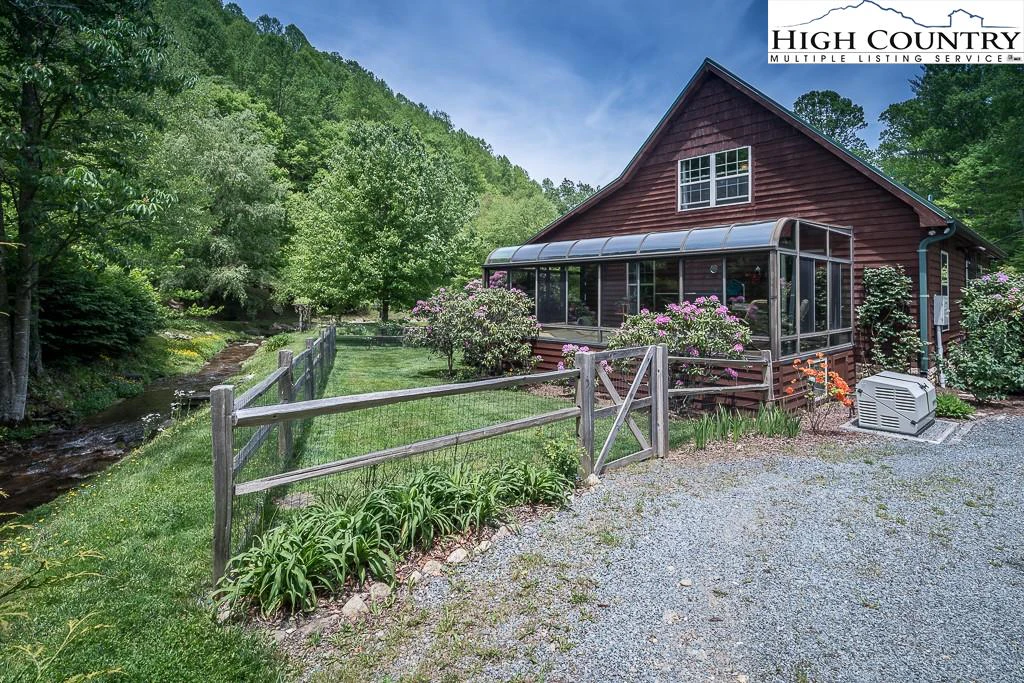 Image number 14 for the current listing