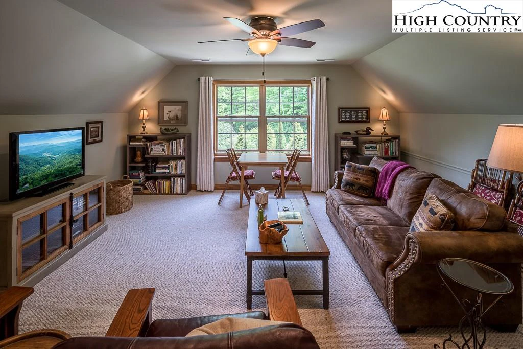 Image number 9 for the current listing