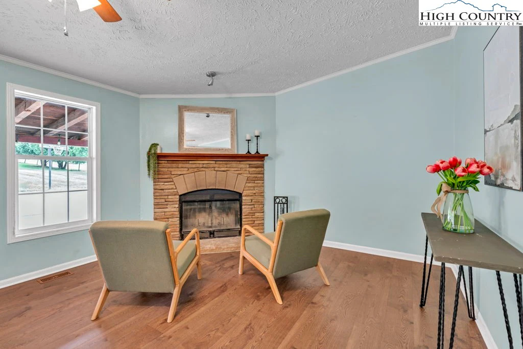 Image number 11 for the current listing