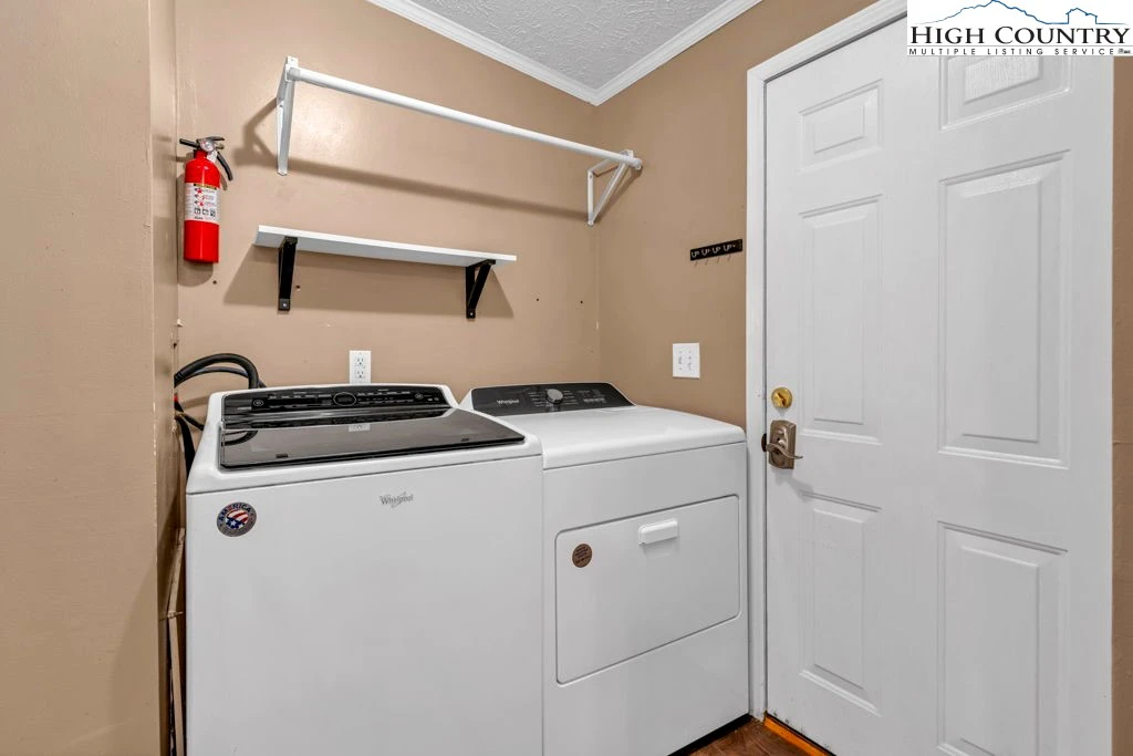 Image number 3 for the current listing