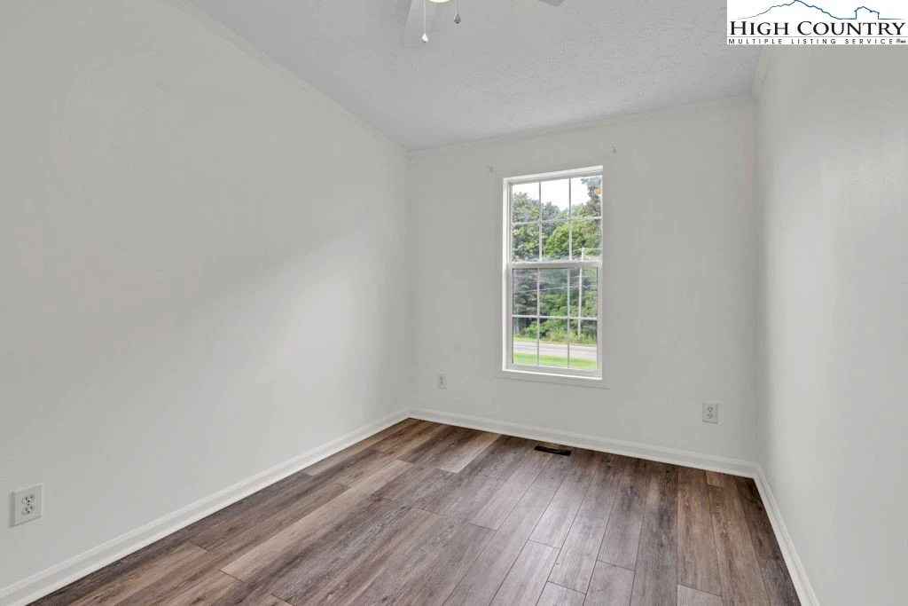 Image number 5 for the current listing