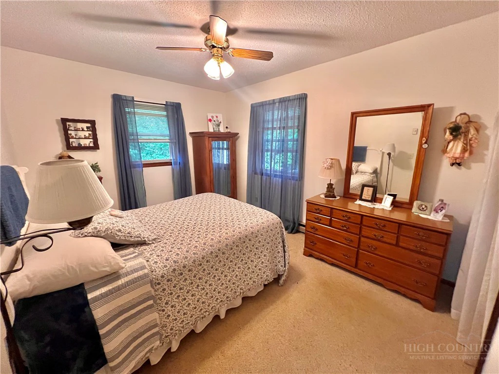Image number 19 for the current listing