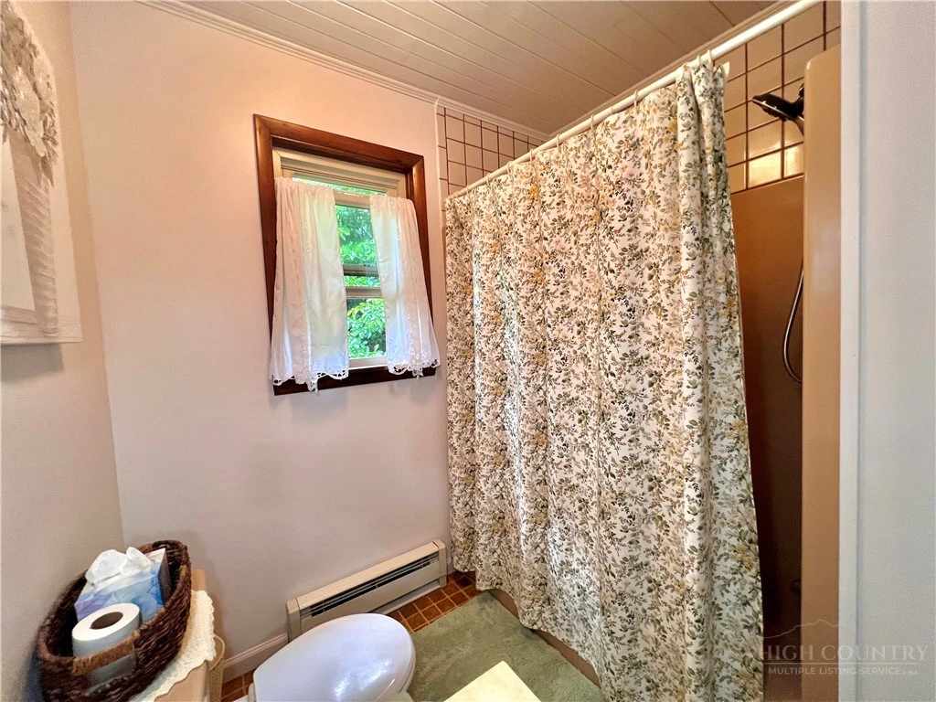 Image number 17 for the current listing