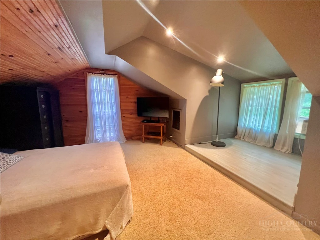 Image number 13 for the current listing