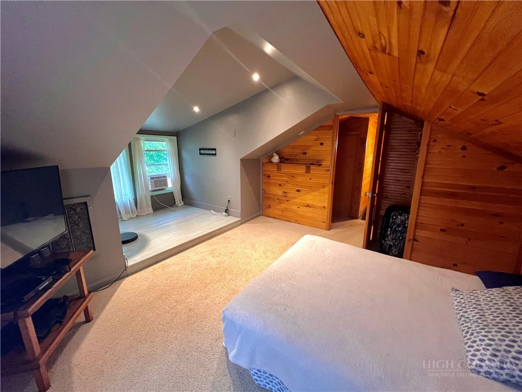 Image number 10 for the current listing