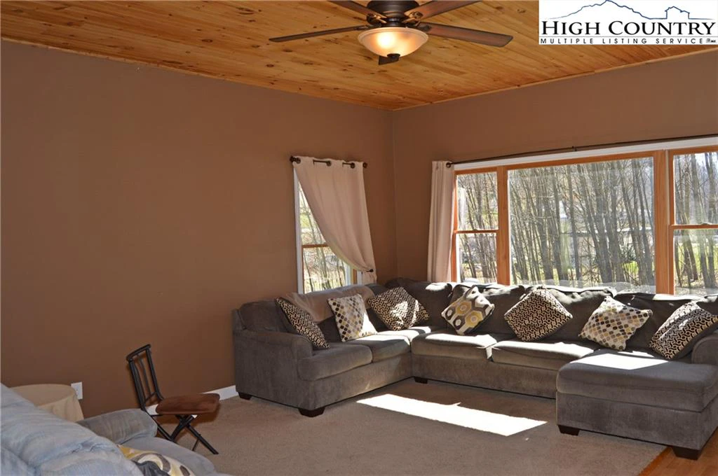 Image number 19 for the current listing