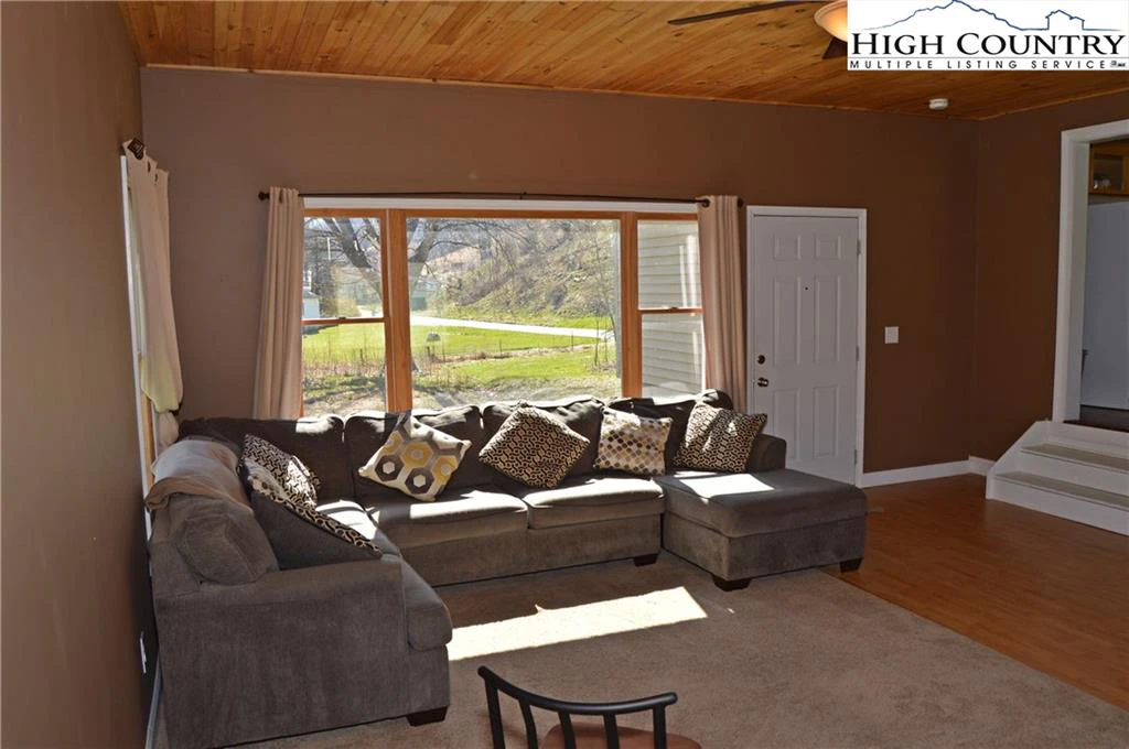 Image number 18 for the current listing