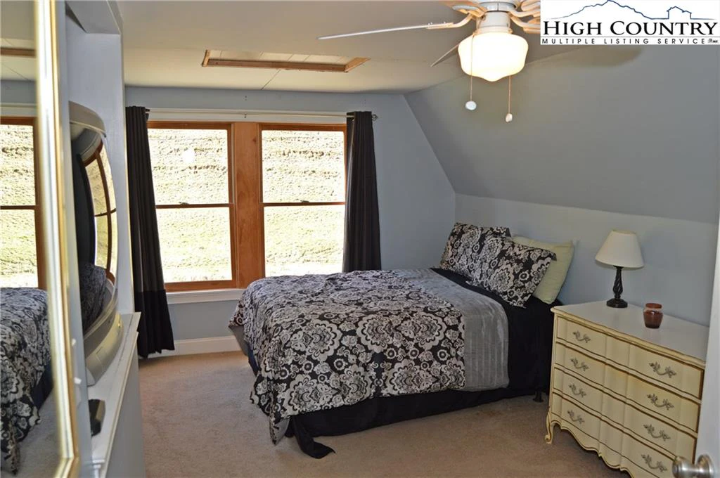 Image number 4 for the current listing