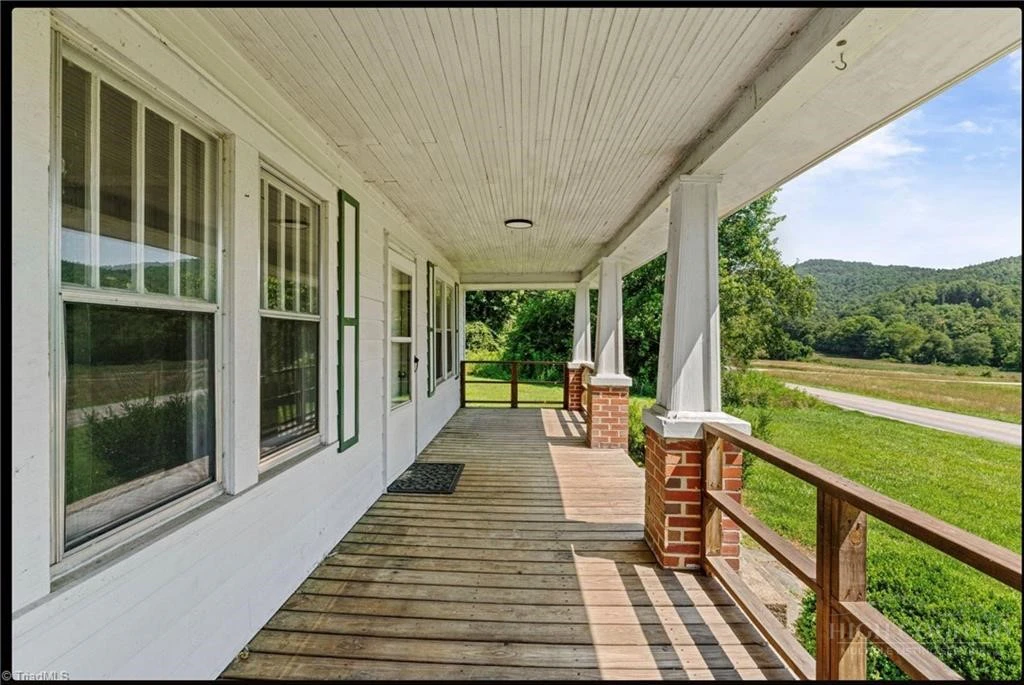Image number 4 for the current listing