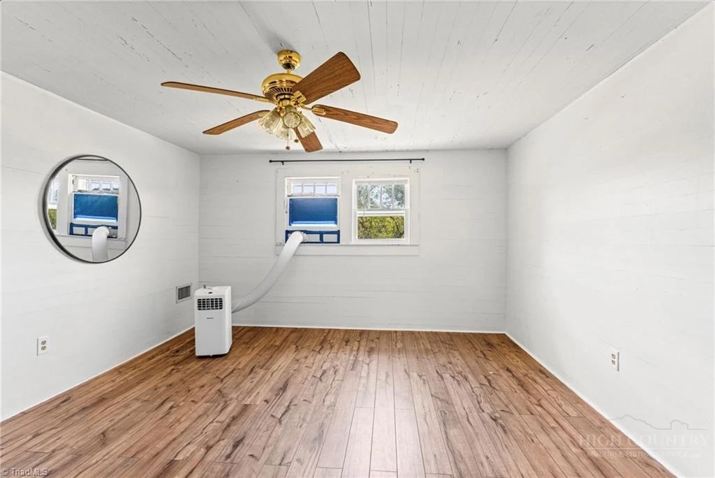 Image number 14 for the current listing