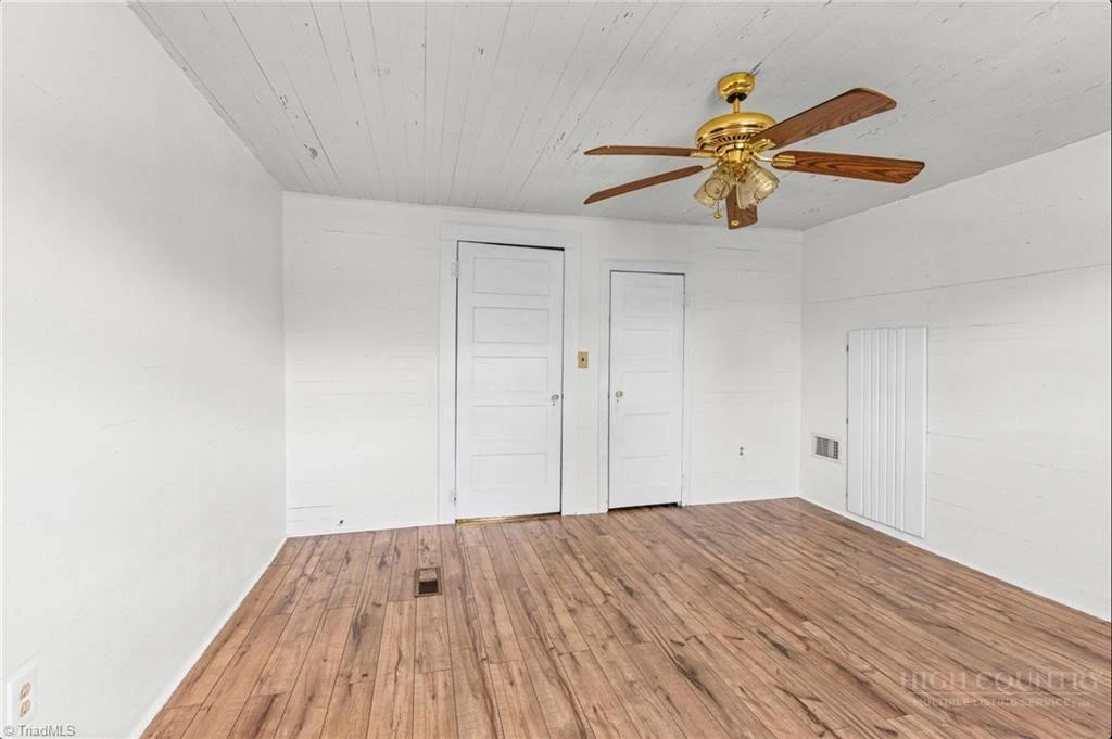 Image number 15 for the current listing