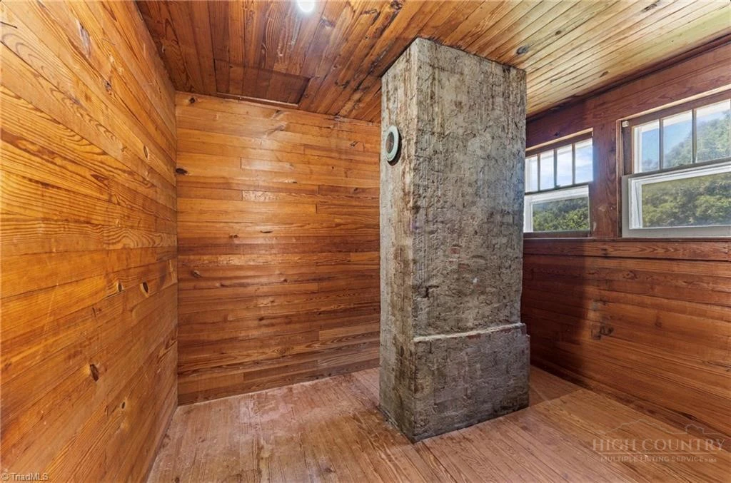 Image number 17 for the current listing