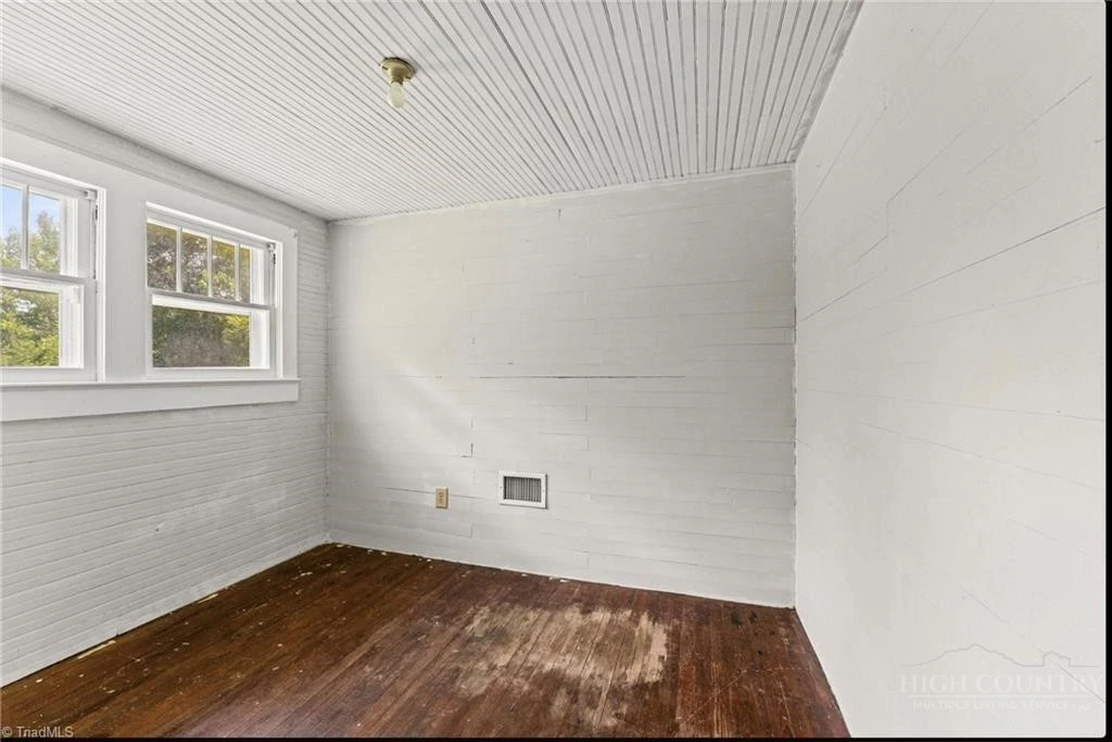 Image number 18 for the current listing