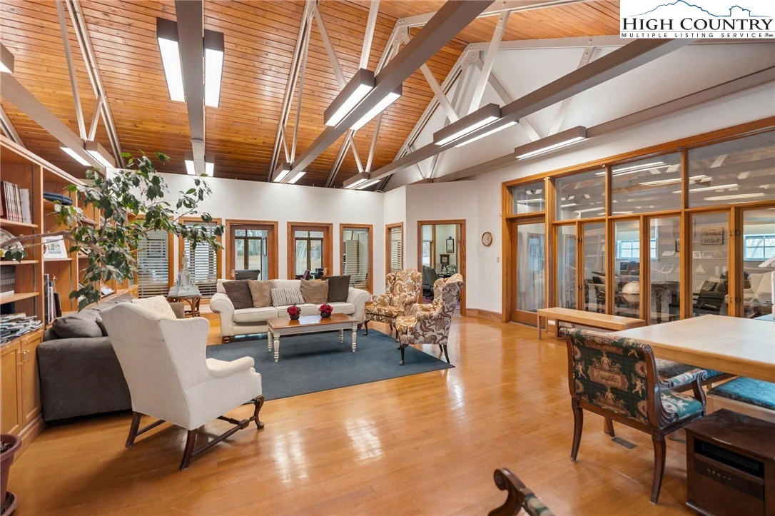 Image number 21 for the current listing