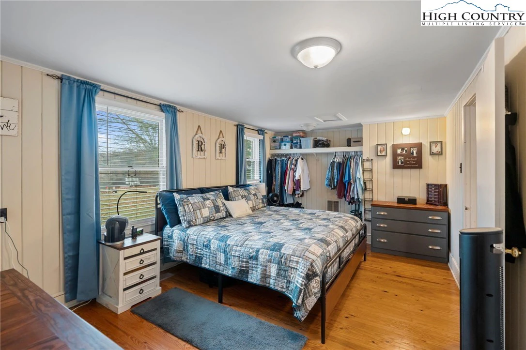Image number 8 for the current listing