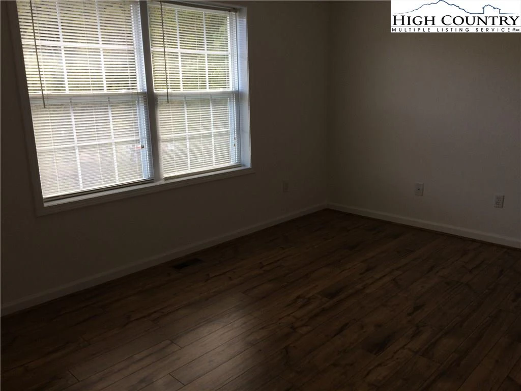 Image number 11 for the current listing