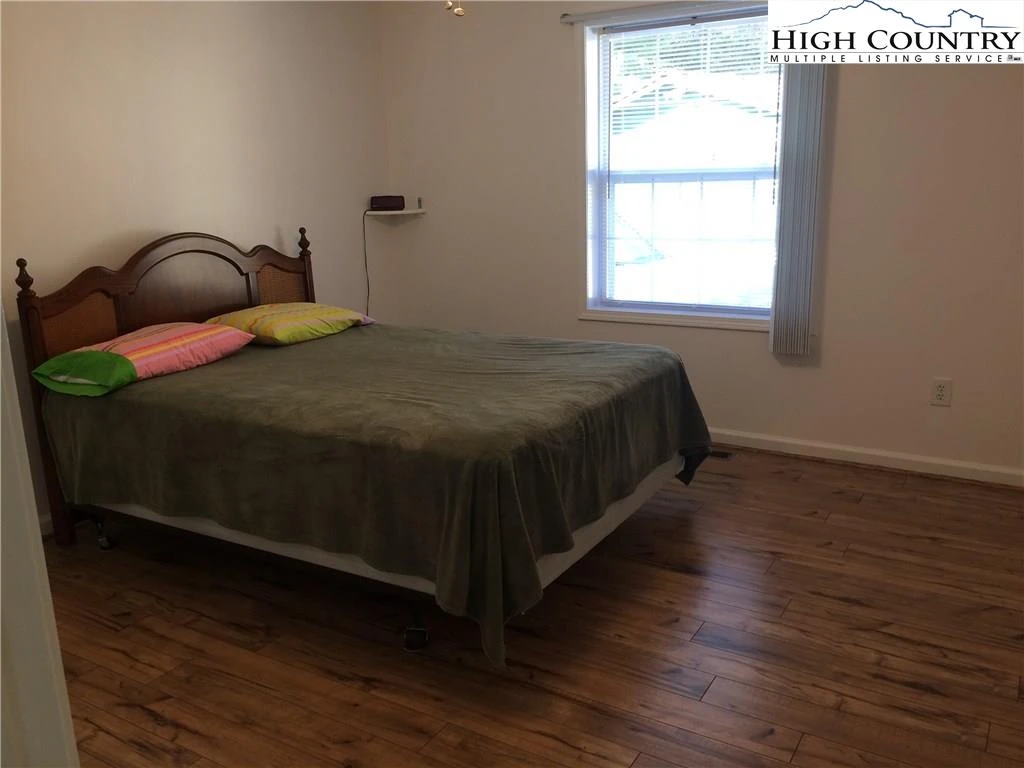 Image number 12 for the current listing