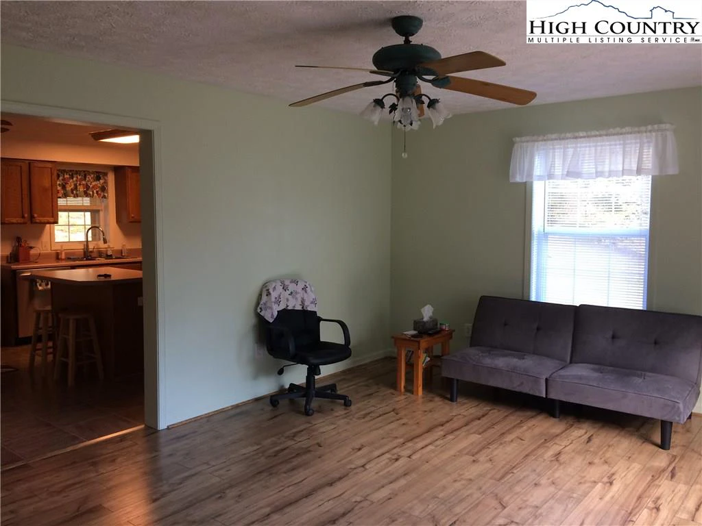 Image number 8 for the current listing