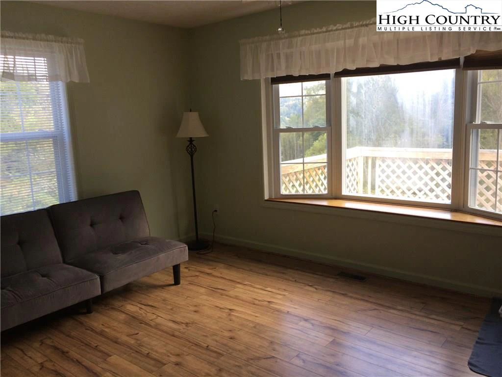 Image number 9 for the current listing