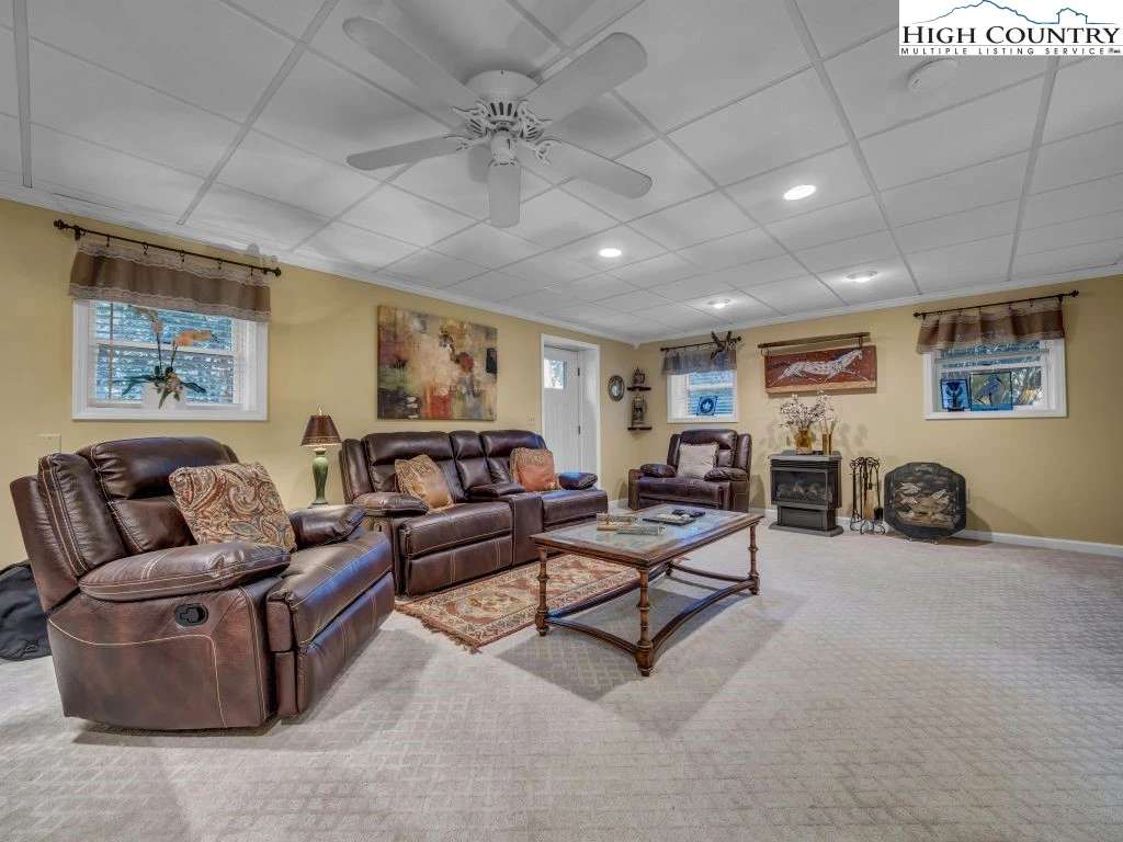 Image number 9 for the current listing