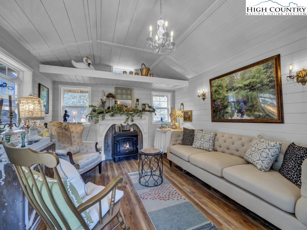 Image number 16 for the current listing