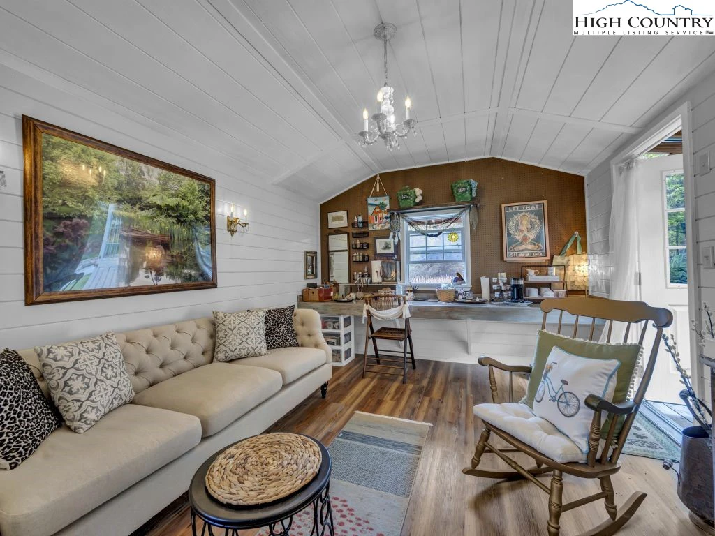 Image number 18 for the current listing