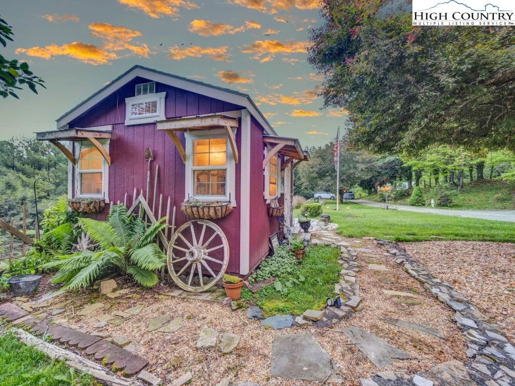 Image number 19 for the current listing