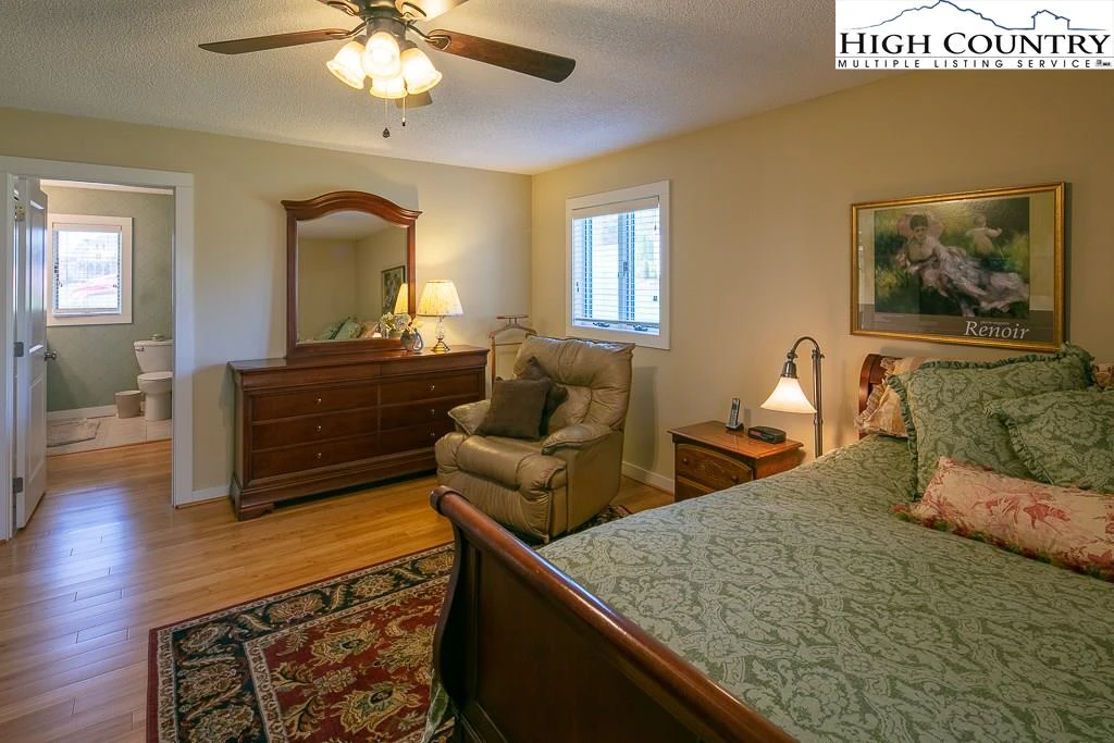 Image number 40 for the current listing