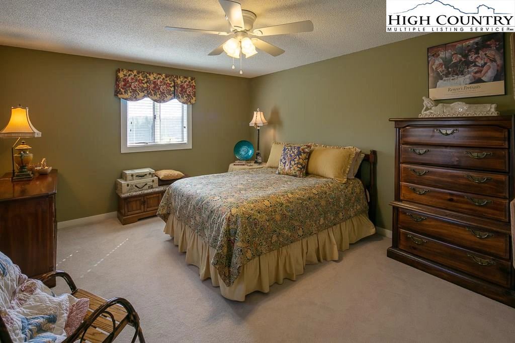Image number 4 for the current listing