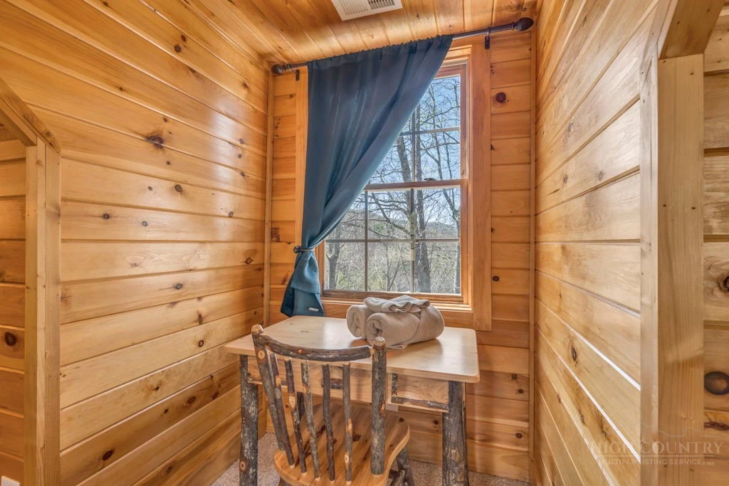 Image number 14 for the current listing